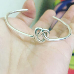 Bracelete Rígido nó infinito